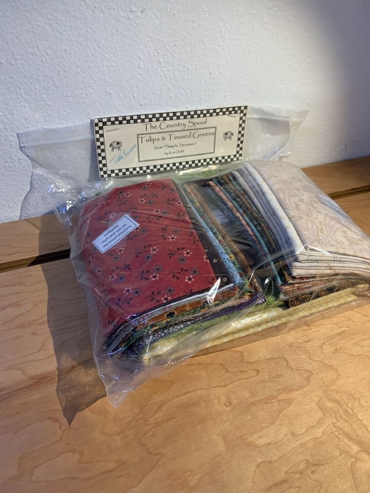 The Country Spool Tulips & Tossed Greens Simple Seasons by Kim Diehl Fabric Bund