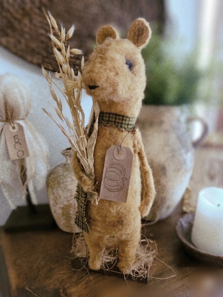 Grungy Primitive Field Mouse for fall scarf with fall prim tag.