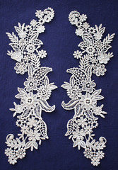 Gorgeous vintage NOS Floral Guipure Venise lace applique (1 pair) Cream color