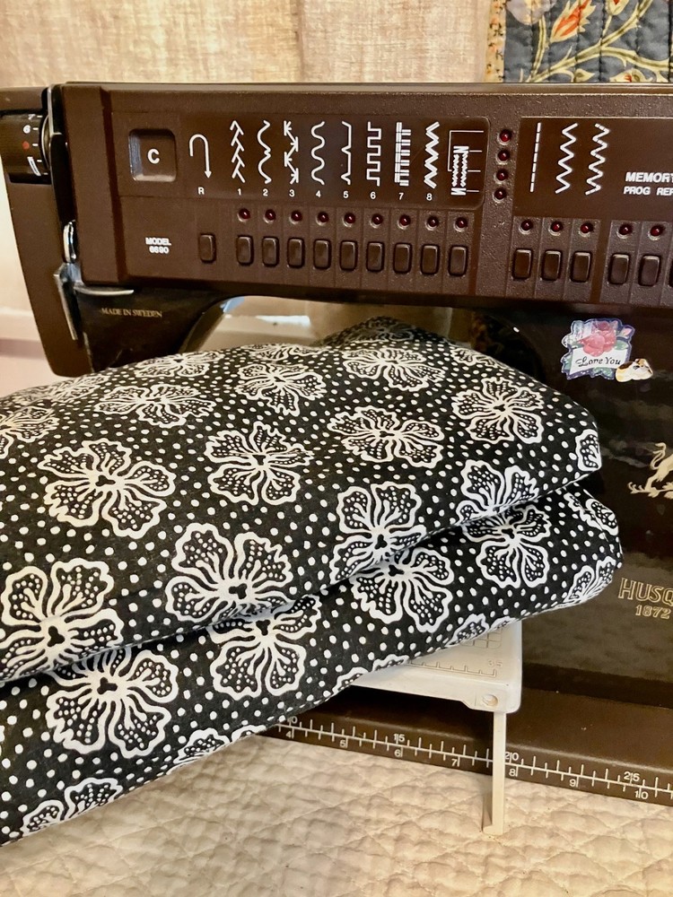 6 yds 24″ 100 % Cotton Fabric Hibiscus Flowers dotted field/Black and White