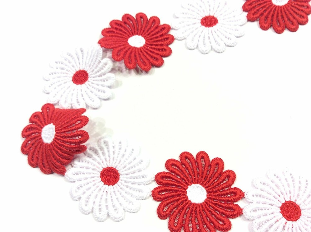 MACRAM&Egrave LACE; WHITE DAISIES & RED