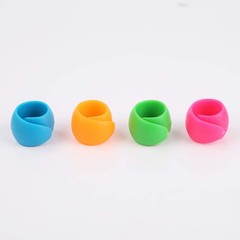 Miamay Thread Spool Savers Huggers Avoid Loose Ends 16 Pieces, multicolored