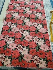 Clothworld Woodland Beautys COTTON FABRIC Remnant 52 Inches Pointsettia Print