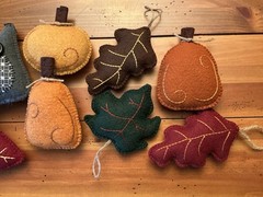 PRIM WOOL FELT ORNIES BOWL FILLERS NINE FALL PUMPKINS, LEAVES AND OWL
