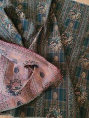 VTG Plaid Tartan Tapestry Fabric English Cottage Berries, Medallions 55” BTY