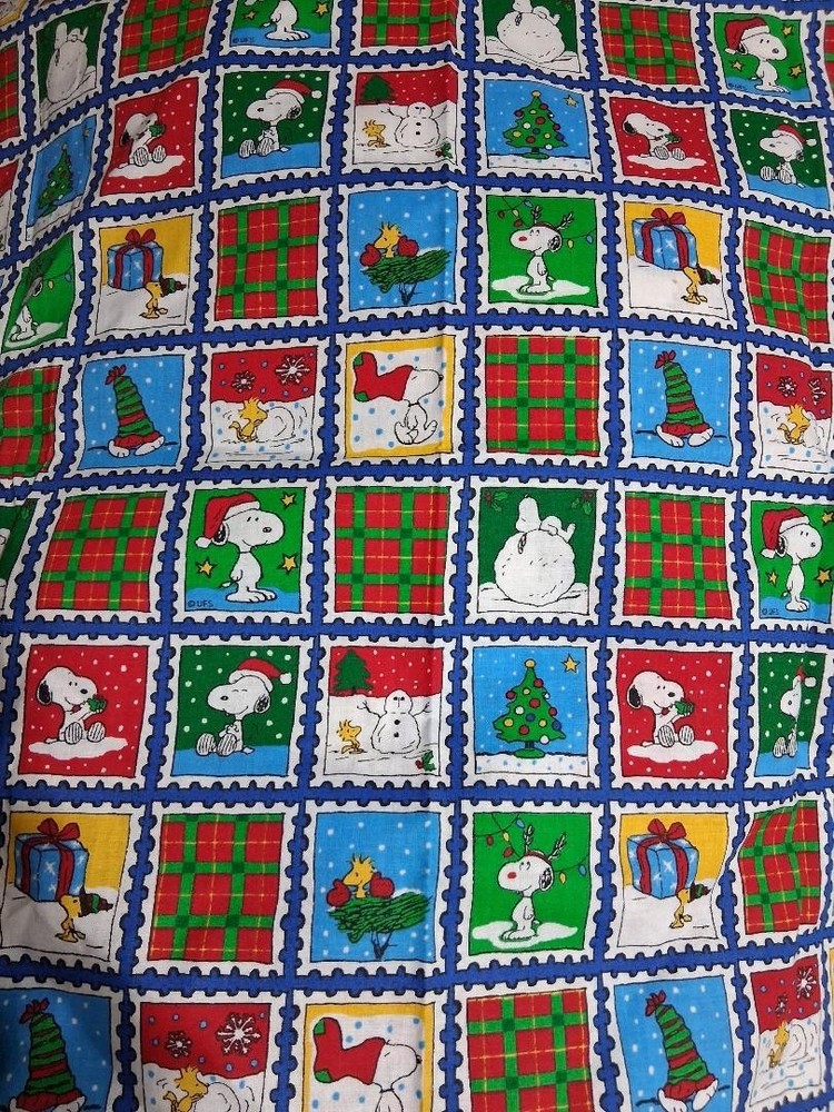 2 VINTAGE 2001 FAT QUARTERS SNOOPY PEANUTS PATCHWORK CHRISTMAS FABRIC