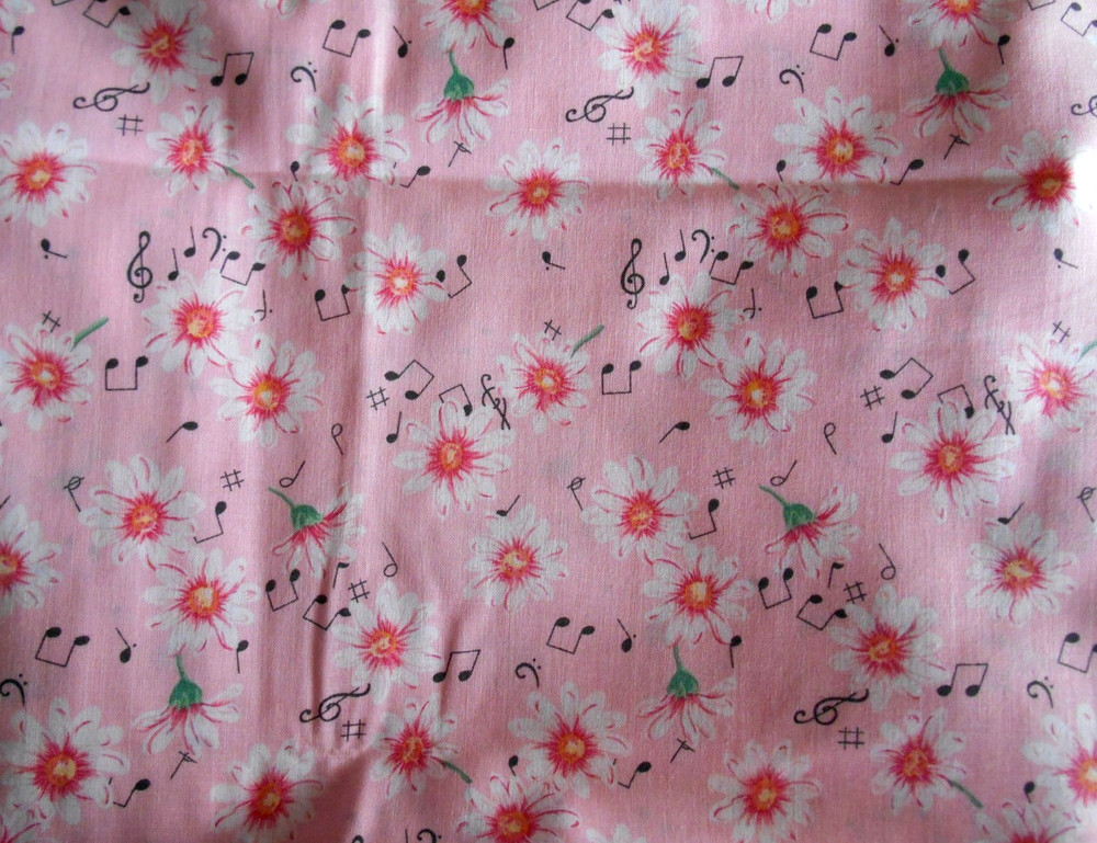 65 x 44″ Vintage 70s Fabric Traditions Cotton Fabric WHITE DAISIES & MUSIC NOTES