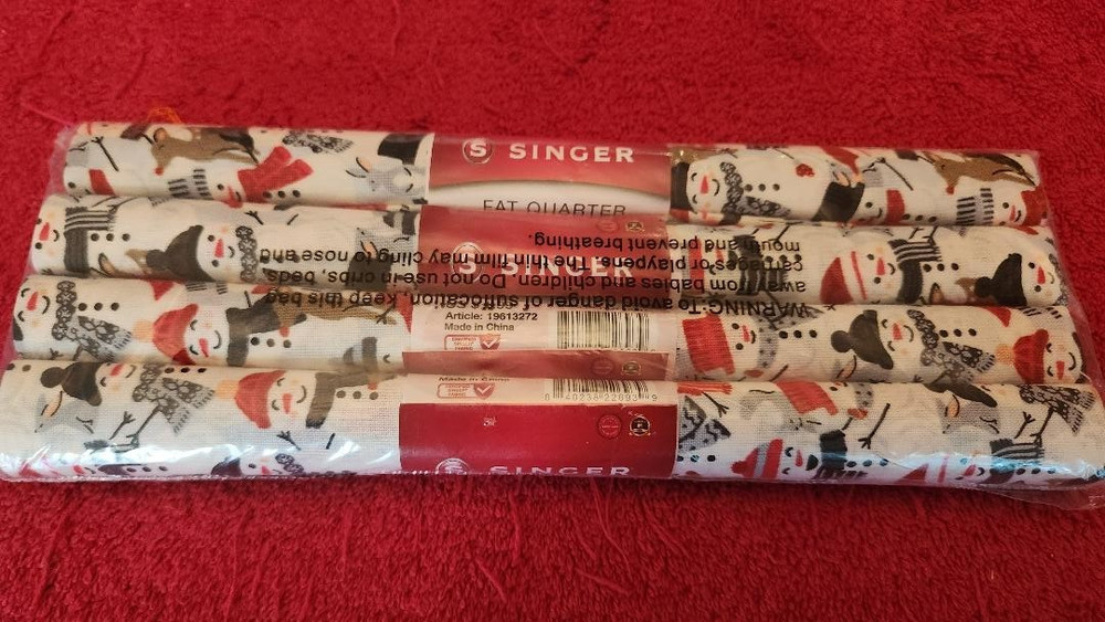 (4) SINGER FAT QUARTER 18″ x 21″ EACH HOLIDAY SNOWMAN PATTERN 18×21