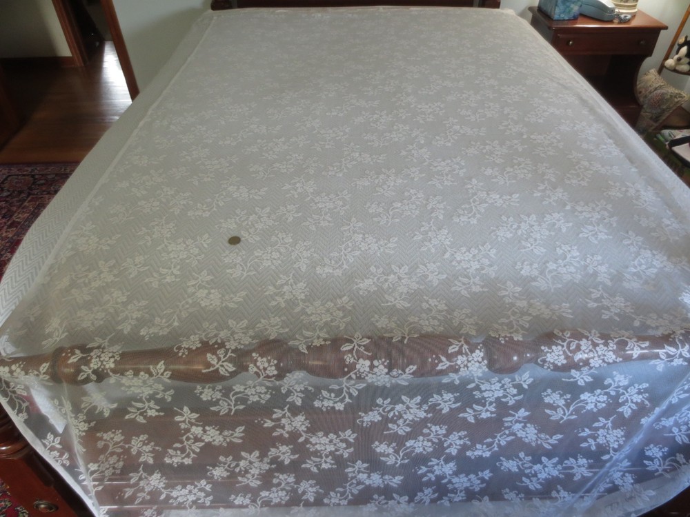 4613. WHITE FLORAL PATTERN LACE Polyester/Synthetic FABRIC – 54″ x 5 yds.