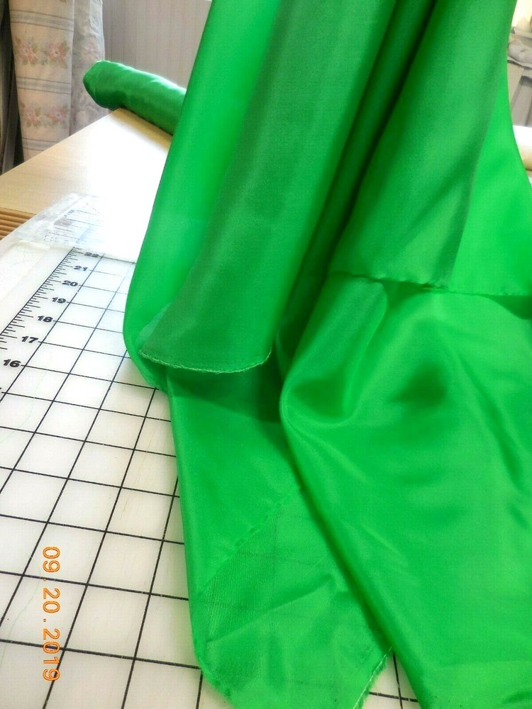 BTY Vintage Kelly Green Synthetic Silky Light Fabric 44W #0073
