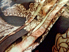 VTG FABRIC UNUSED LIGHT WEIGHT SYNTHETIC SILKY FEEL 44″X 2.5 YD STAMPED PRINT