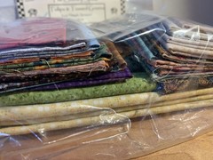 The Country Spool Tulips & Tossed Greens Simple Seasons by Kim Diehl Fabric Bund