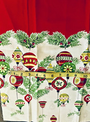 VTG `50`s Christmas Ornament Red Border Print on White 36″x17″
