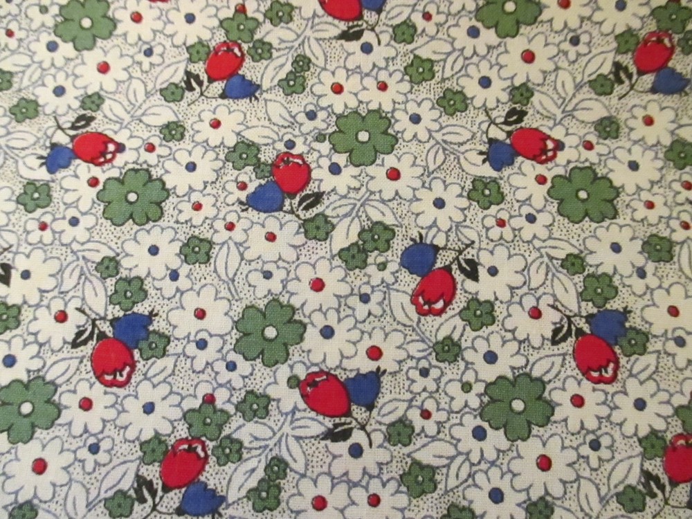 VTG Rose Bud Red Green White Floral On Cream 2 pieces 12/10″ wide X 42 long