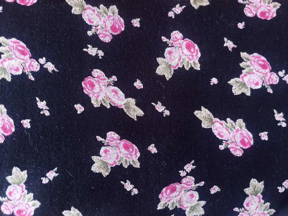 1m x 1.50m Punta Print Roses Black Sold By The Metre 55% Polyester & 45% Viscose
