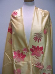 IRIDESCENT THAI SILK GLOWING LT. GOLD W/ HANDPAINTED FLORAL SPRAYS 2.75yds