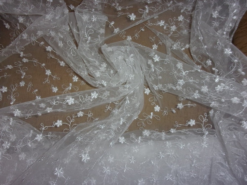 White Small Embroidered Floral Lace with Scallop at both Selvages 1 Yd x 42” Wid