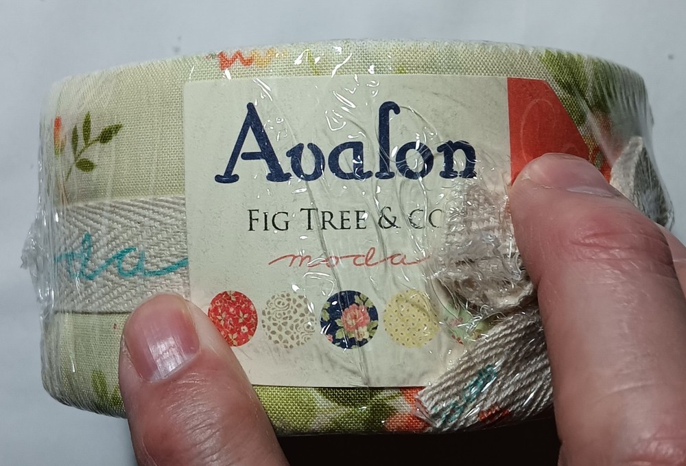 Moda Jelly Roll. FIG TREE. AVALON. OOP.