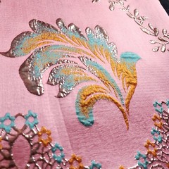 5 YARDS LOT PINK METALLIC BROCADE FABRIC 54″ FLORAL EMBOSSED SCALLOPED EDGE