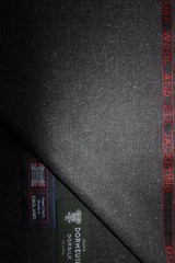 100% EXTRAFINE MERINO WOOL SUITING FABRIC MADE IN HUDDERSFIELD ENGLAND = 2.8 m