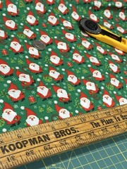 RARE 1981 HALLMARK SANTA HOLIDAY CHRISTMAS VTG. VINTAGE COTTON FABRIC BTHY