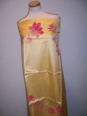 IRIDESCENT THAI SILK GLOWING LT. GOLD W/ HANDPAINTED FLORAL SPRAYS 2.75yds
