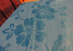2 yard x 44″ Hawaiian Textile Fabric Hawaii Bright Blue shiny Flowers