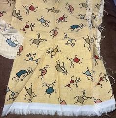 VTG Novelty Folk Art Kokopelli Figures Tossed on Beige Remnant 19″x14″ +