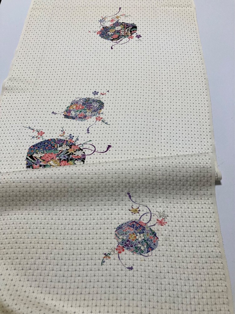 Vintage Japanese kimono silk fabric / smooth weave, white base, box D48